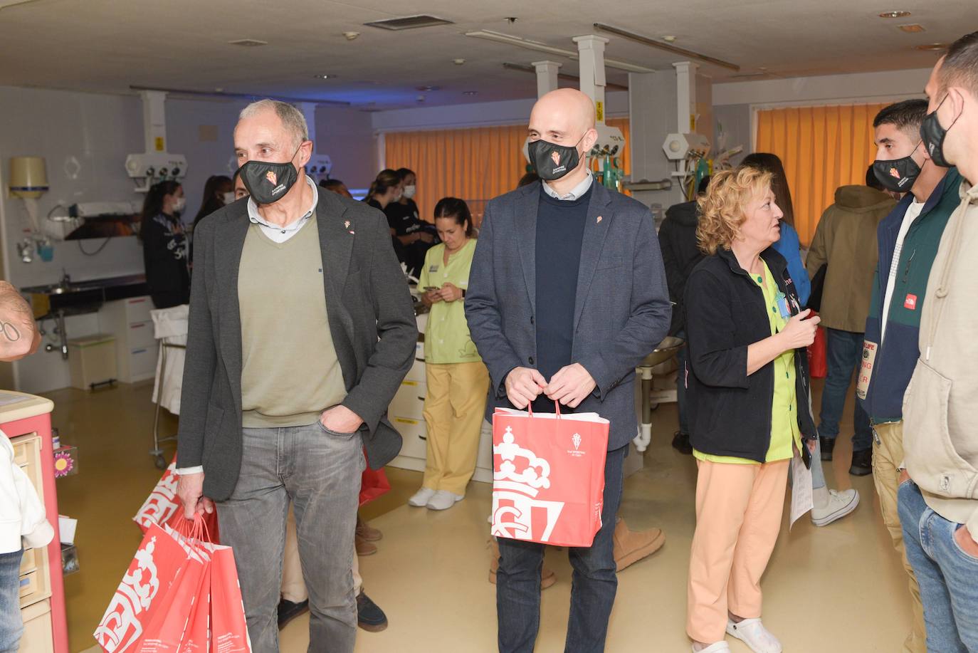 El Sporting visita a los niños ingresados en Cabueñes