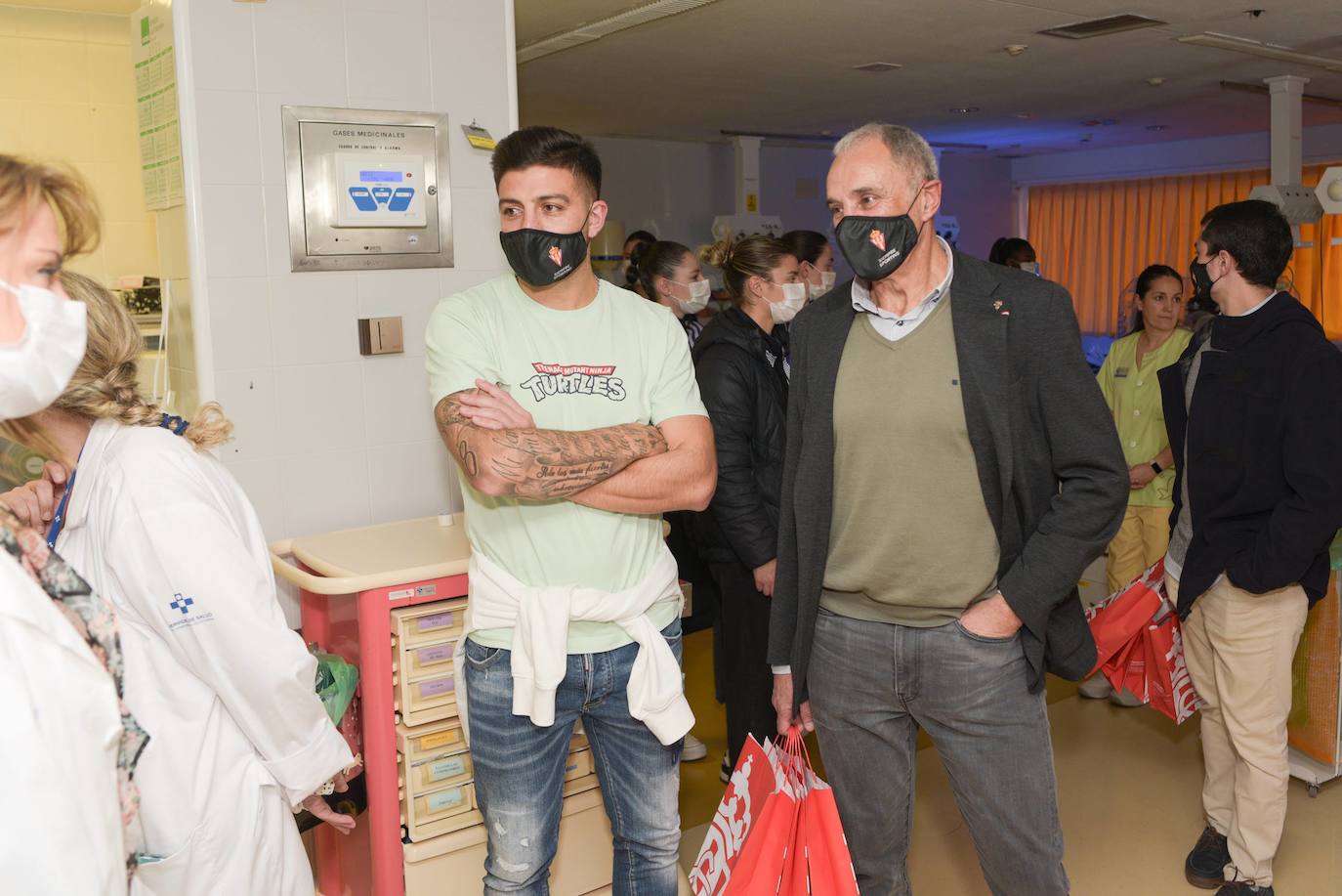 El Sporting visita a los niños ingresados en Cabueñes