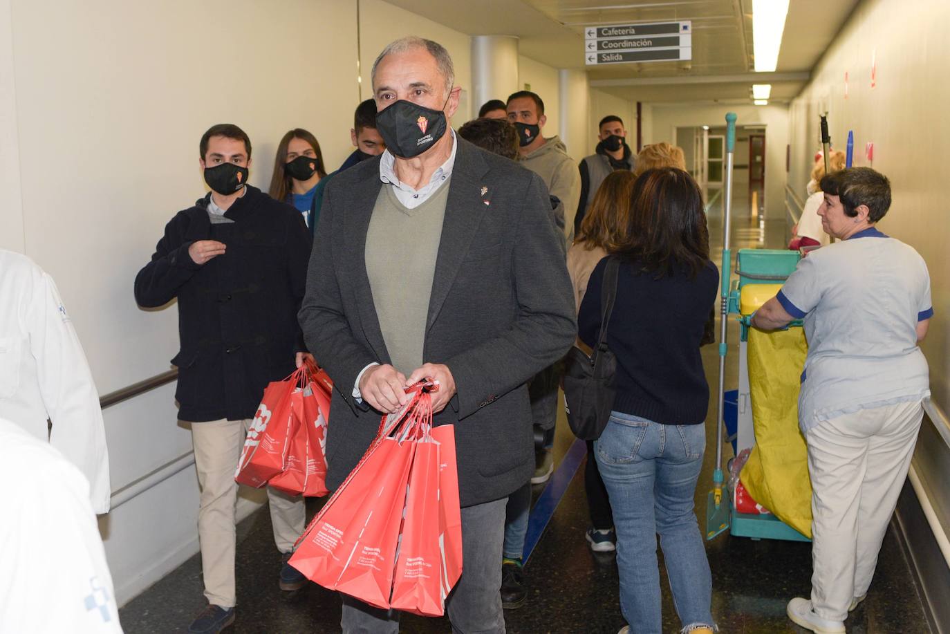 El Sporting visita a los niños ingresados en Cabueñes