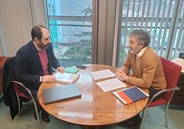 El alcalde de Pravia, David Álvarez, y el consejero Alejandro Calvo ayer durante la reunión.