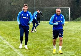 Paulino de la Fuente y Santi Cazorla, en las instalaciones de entrenamiento del Oviedo.