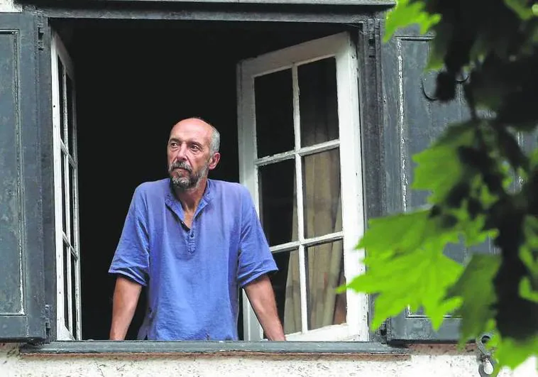 Ramón Prendes, asomado a la ventana de su casa de El Bibio.