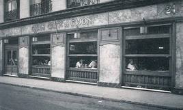 Fachada del Café Gijón.