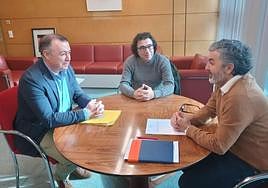 El alcalde de Grado y el consejero de Fomento, frente a frente, en una reunión el miércoles.