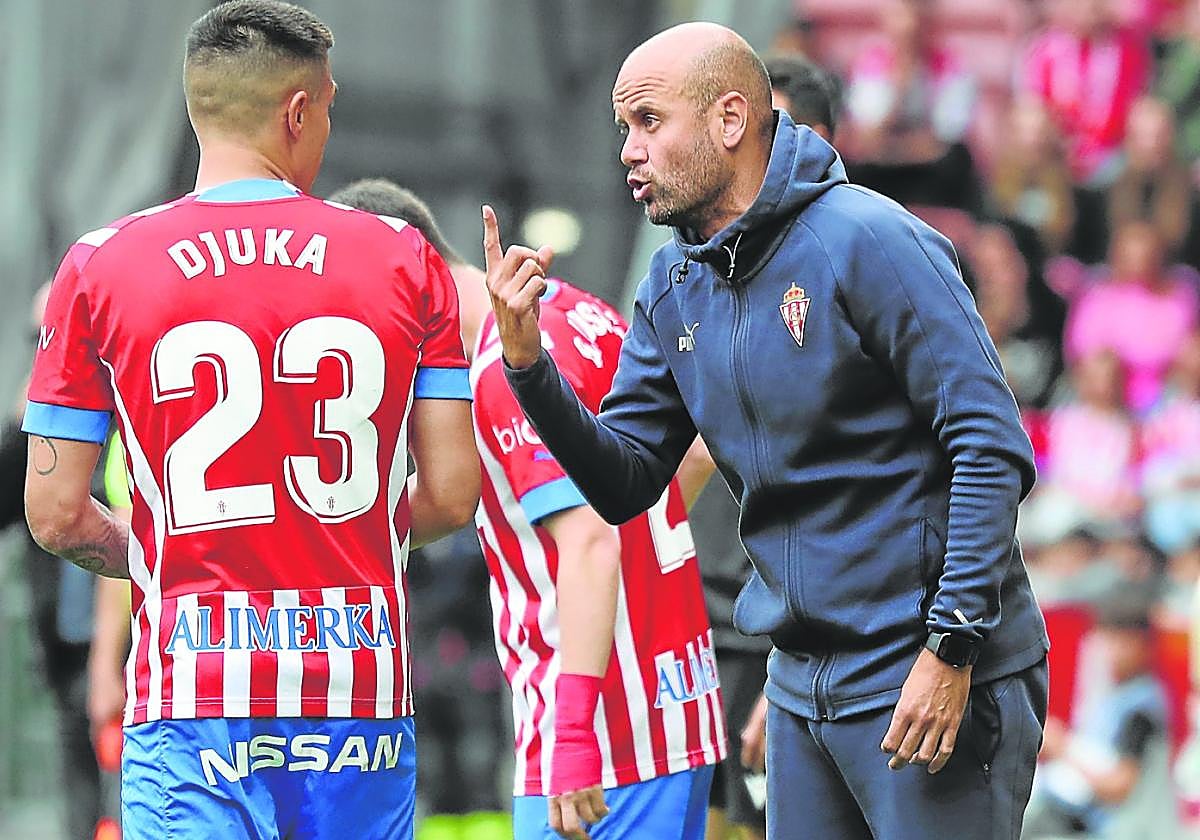 Djuka recibe instrucciones de Ramírez durante un partido.