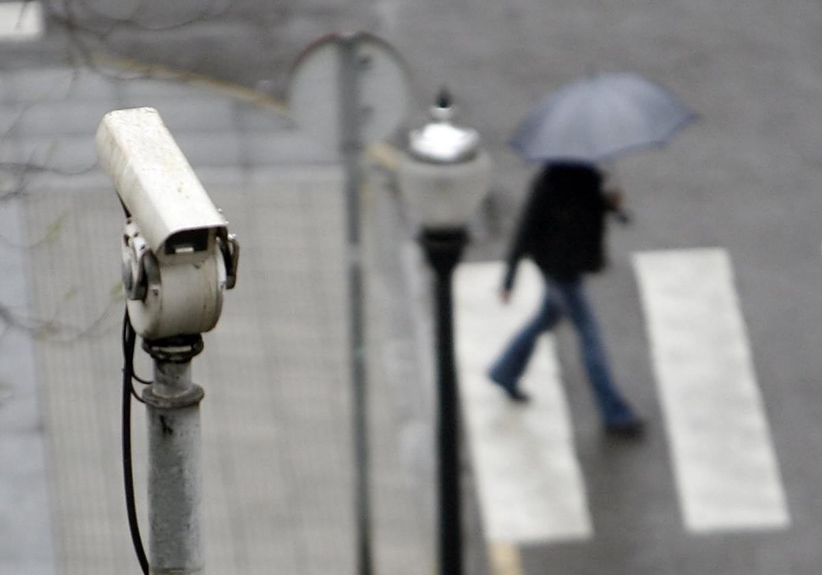 Cámara de seguridad vigilando en la calle Uría.