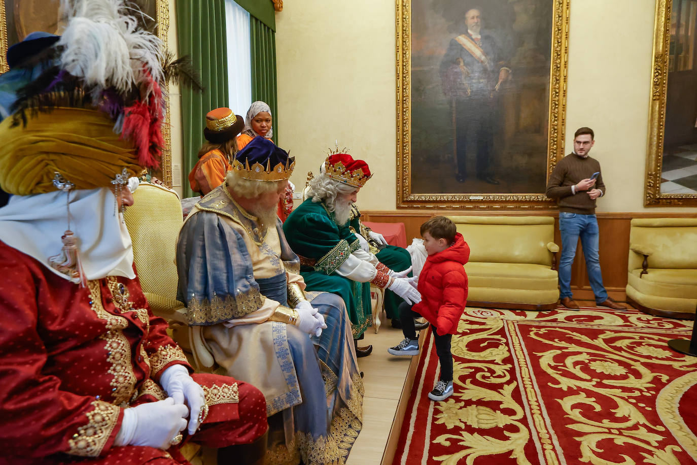 Desembarco de ilusión en Gijón con la llegada de los Reyes Magos
