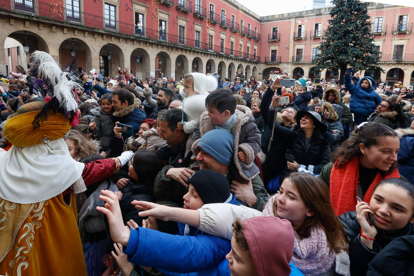 Desembarco de ilusión en Gijón con la llegada de los Reyes Magos