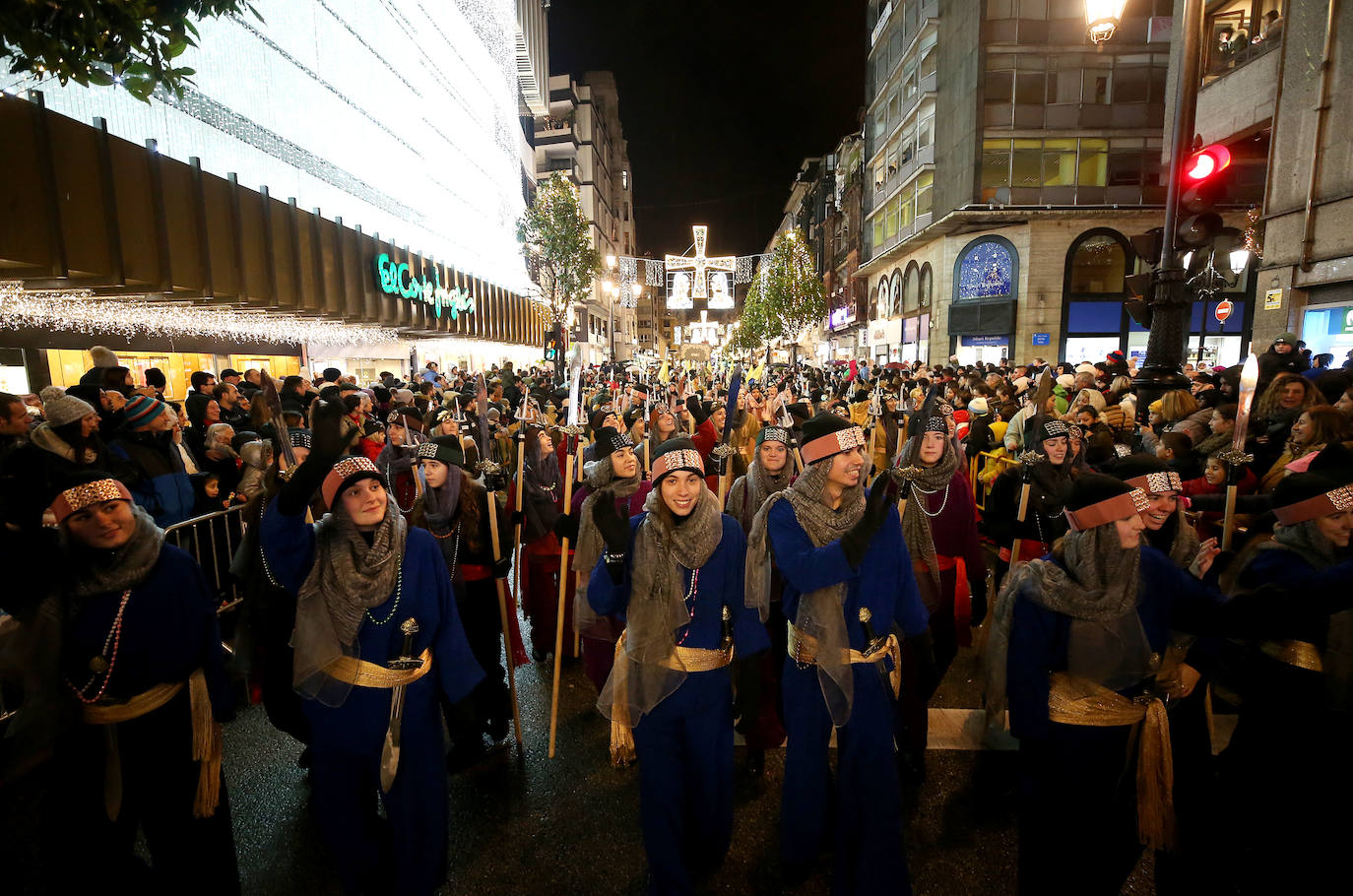 La cabalgata llena de magia e ilusión las calles de Oviedo