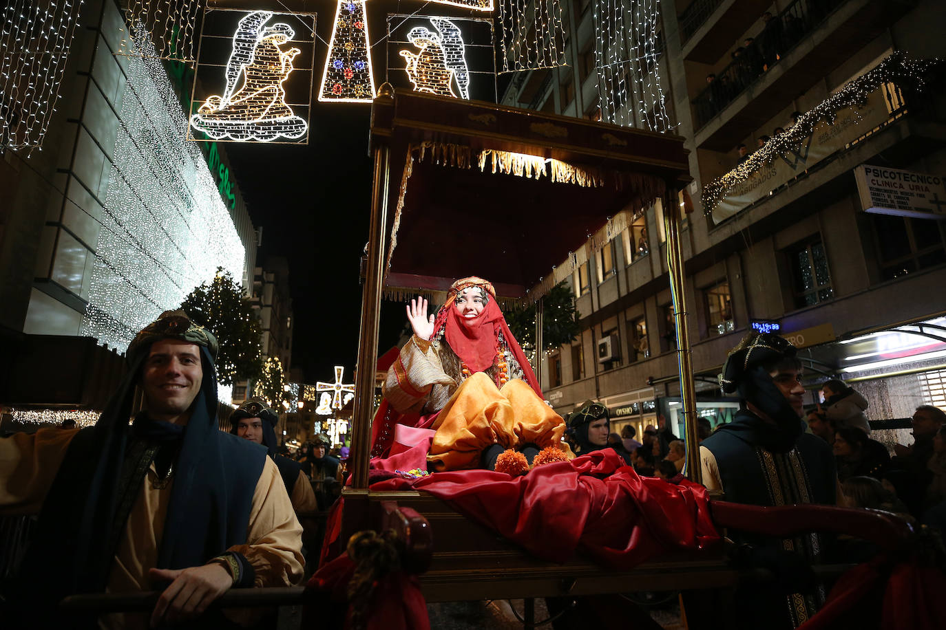 La cabalgata llena de magia e ilusión las calles de Oviedo