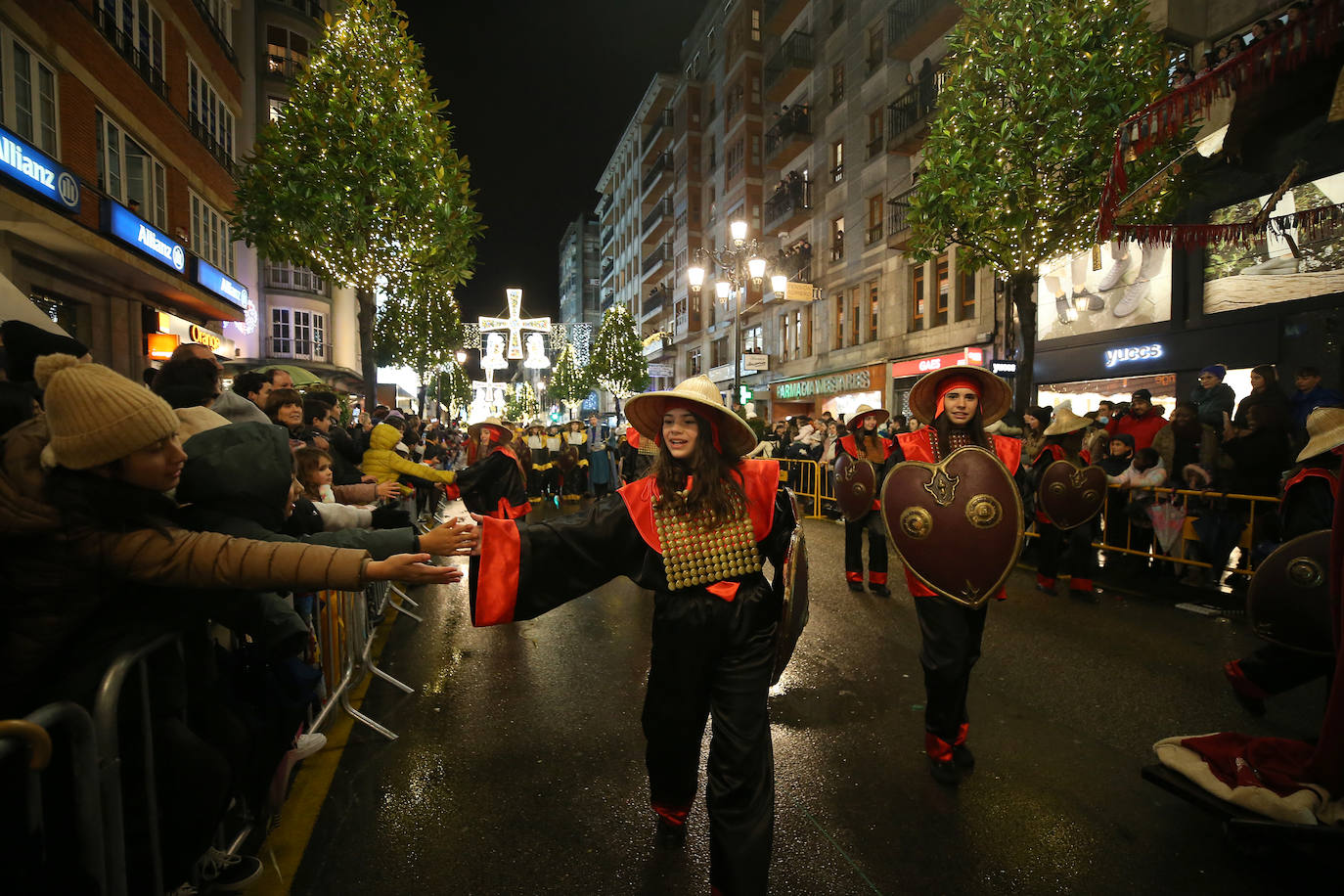 La cabalgata llena de magia e ilusión las calles de Oviedo