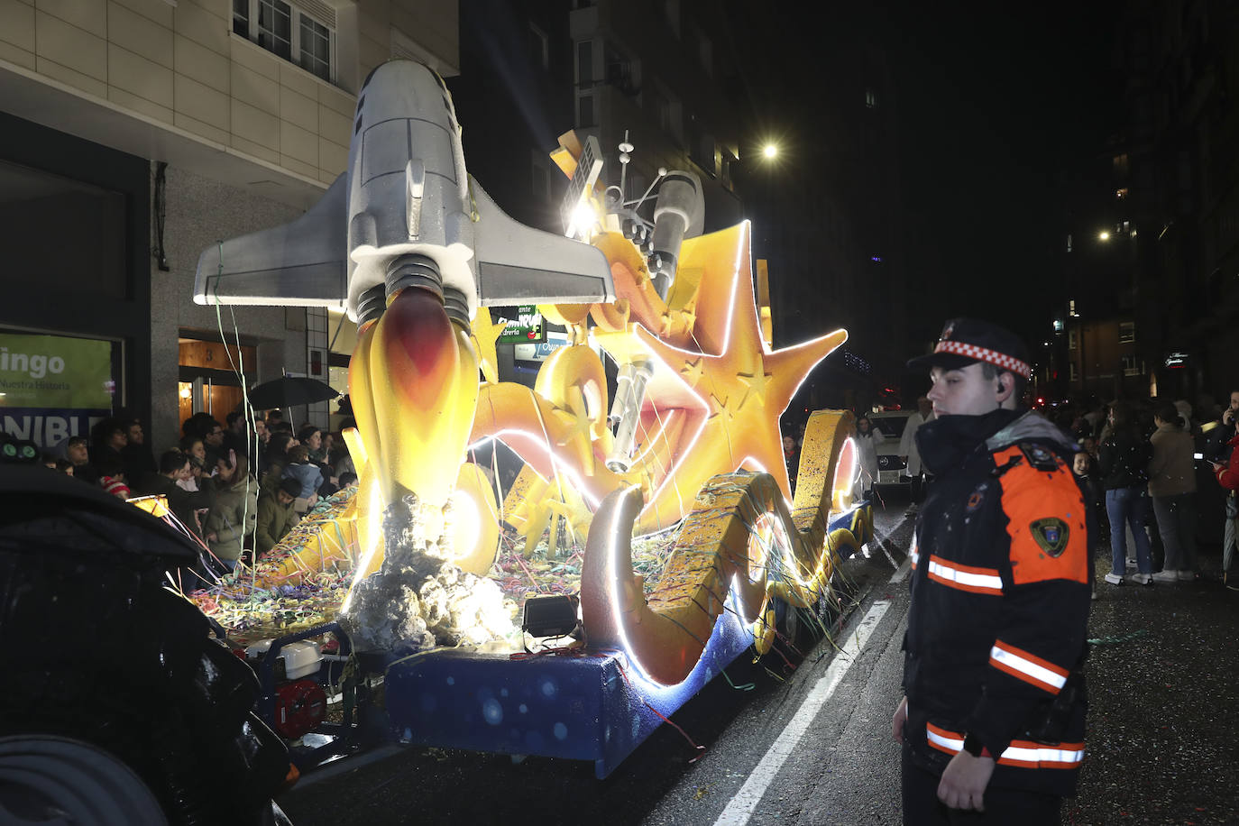 Los Reyes Magos inundan Gijón de ilusión y caramelos