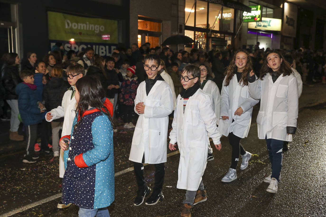 Los Reyes Magos inundan Gijón de ilusión y caramelos