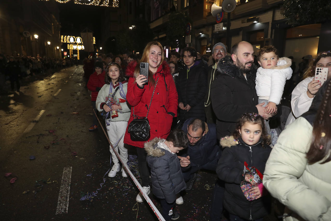 Los Reyes Magos inundan Gijón de ilusión y caramelos