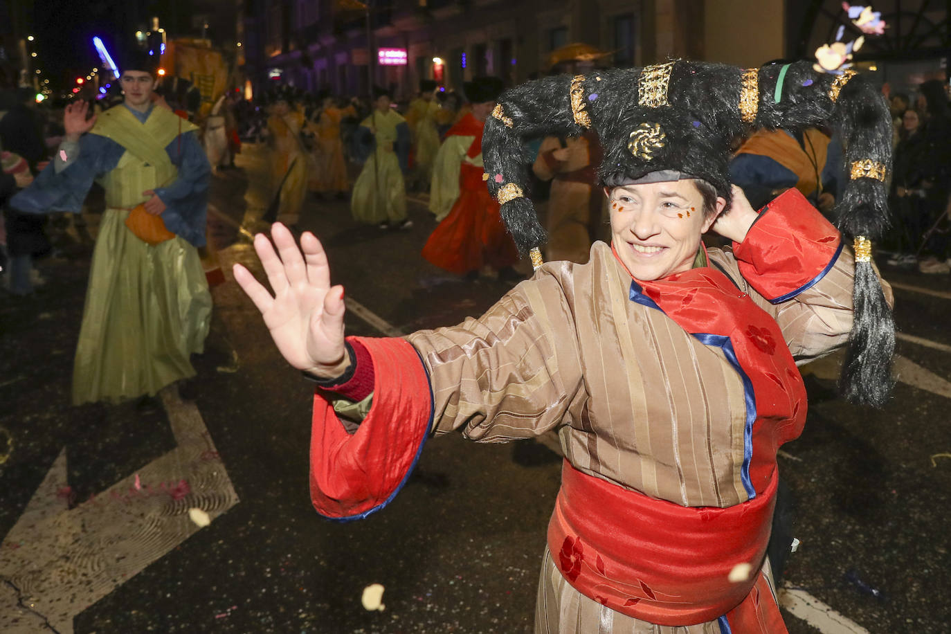 Los Reyes Magos inundan Gijón de ilusión y caramelos