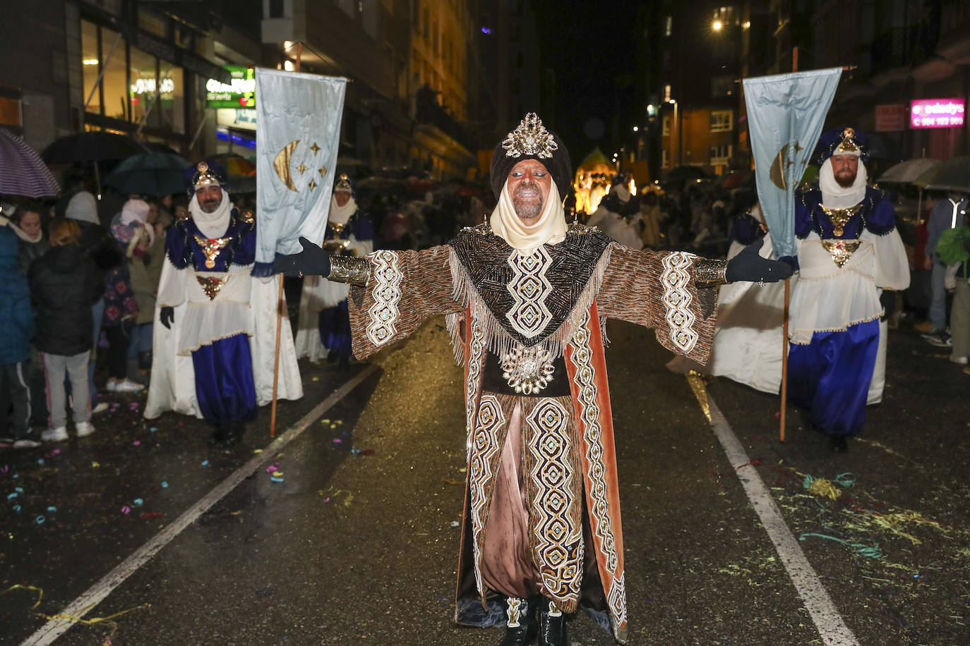 Los Reyes Magos inundan Gijón de ilusión y caramelos