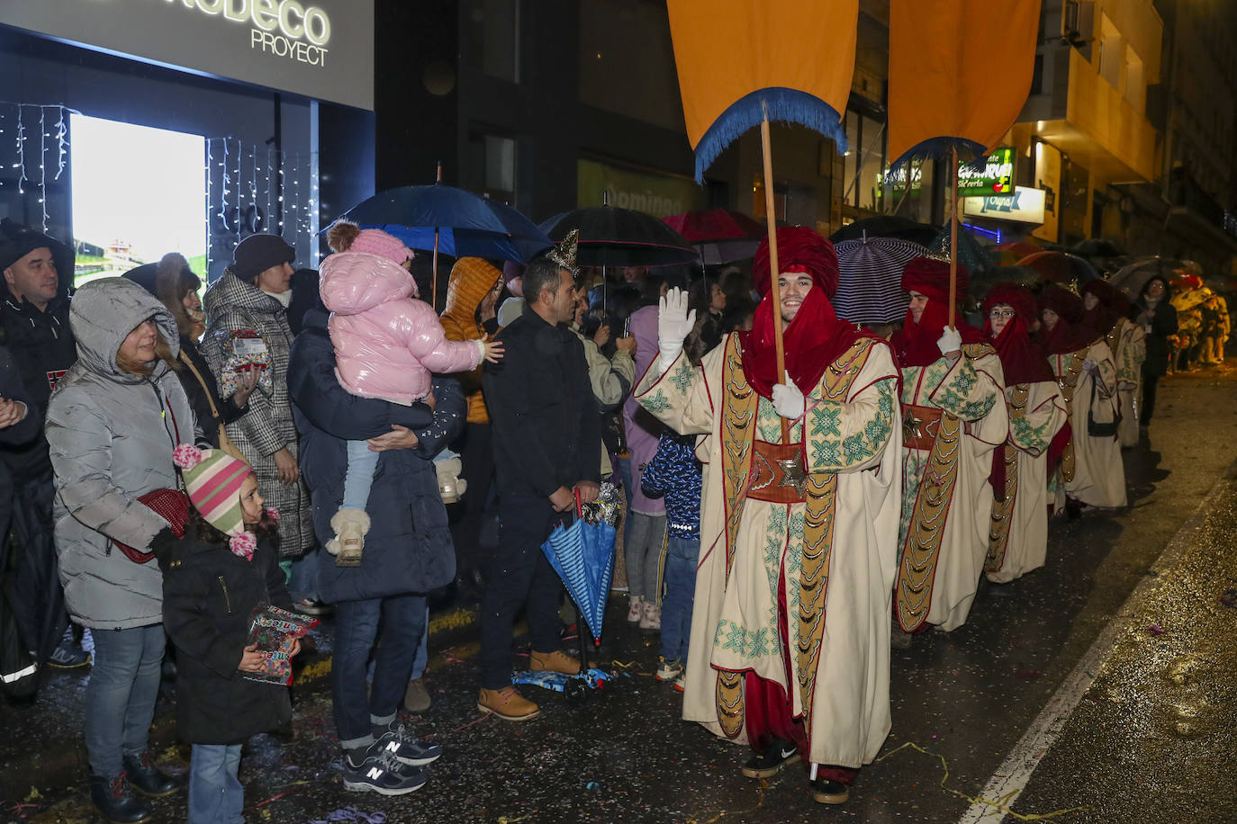 Los Reyes Magos inundan Gijón de ilusión y caramelos