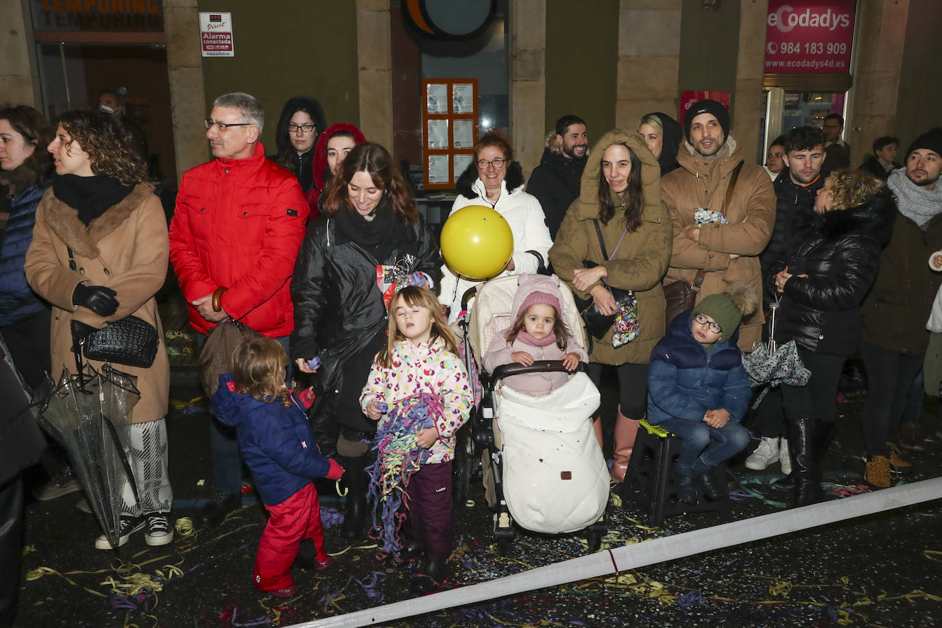 Los Reyes Magos inundan Gijón de ilusión y caramelos