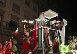 Los Reyes Magos inundan Gijón de ilusión y caramelos