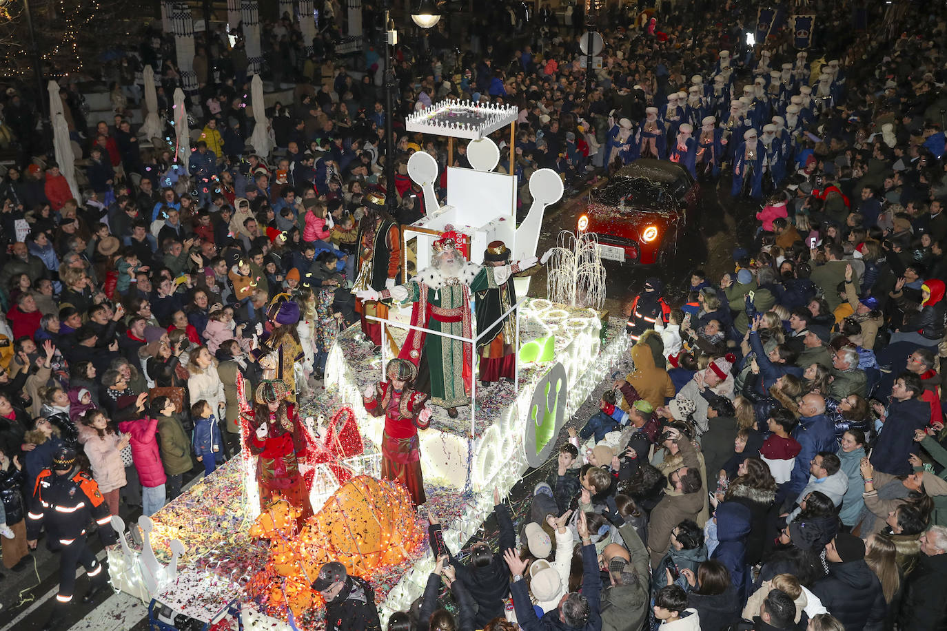 Los Reyes Magos inundan Gijón de ilusión y caramelos