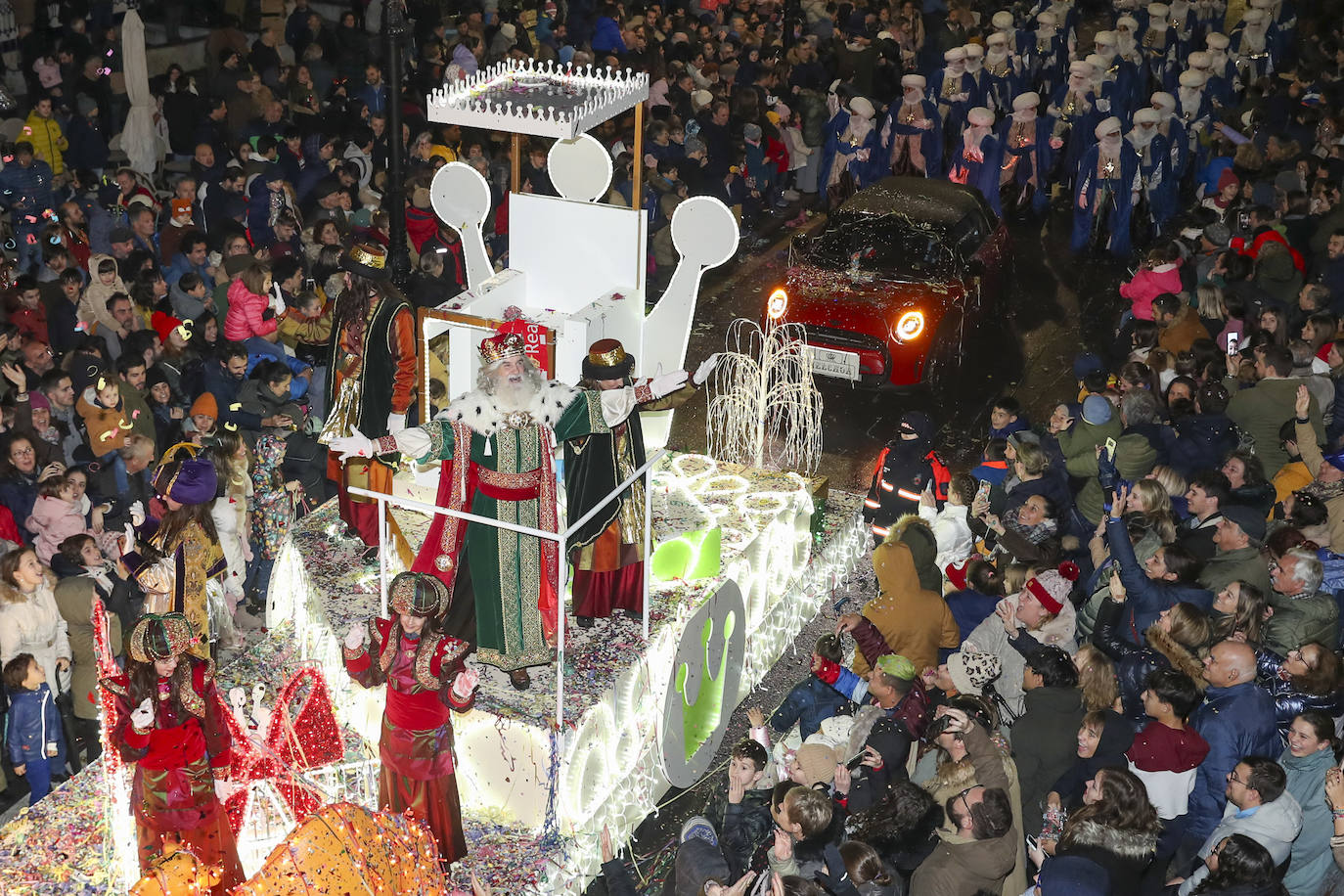 Los Reyes Magos inundan Gijón de ilusión y caramelos