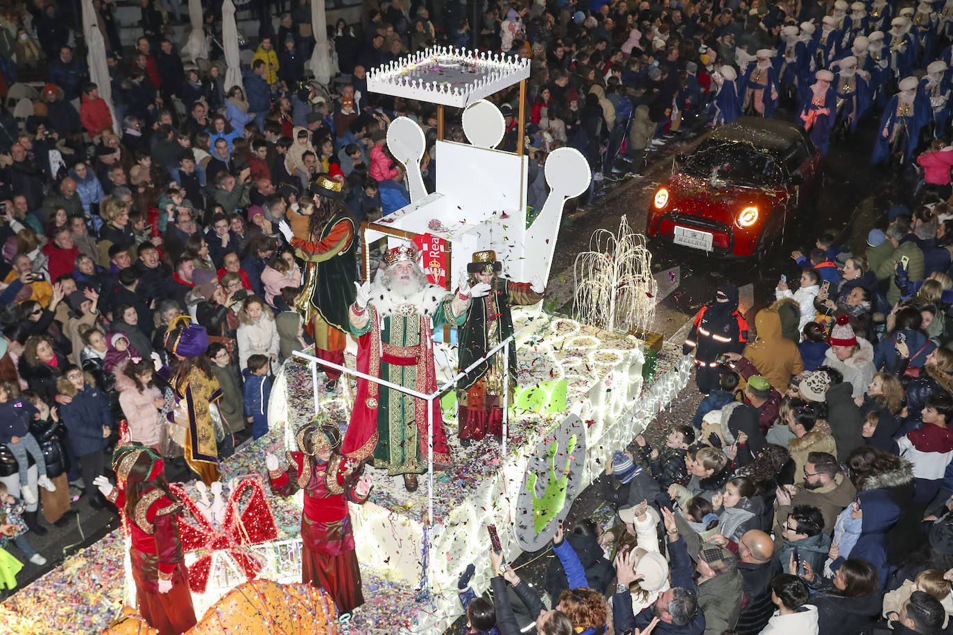 Los Reyes Magos inundan Gijón de ilusión y caramelos