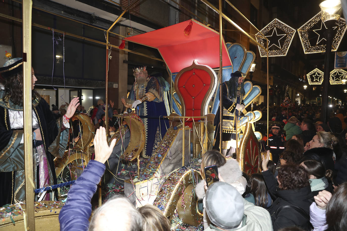 Los Reyes Magos inundan Gijón de ilusión y caramelos