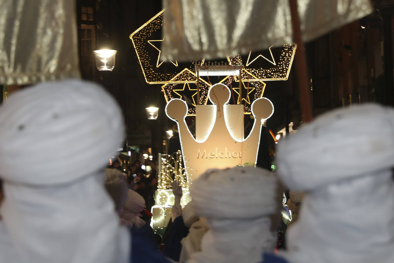 Los Reyes Magos inundan Gijón de ilusión y caramelos