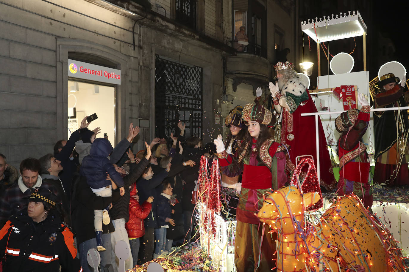 Los Reyes Magos inundan Gijón de ilusión y caramelos