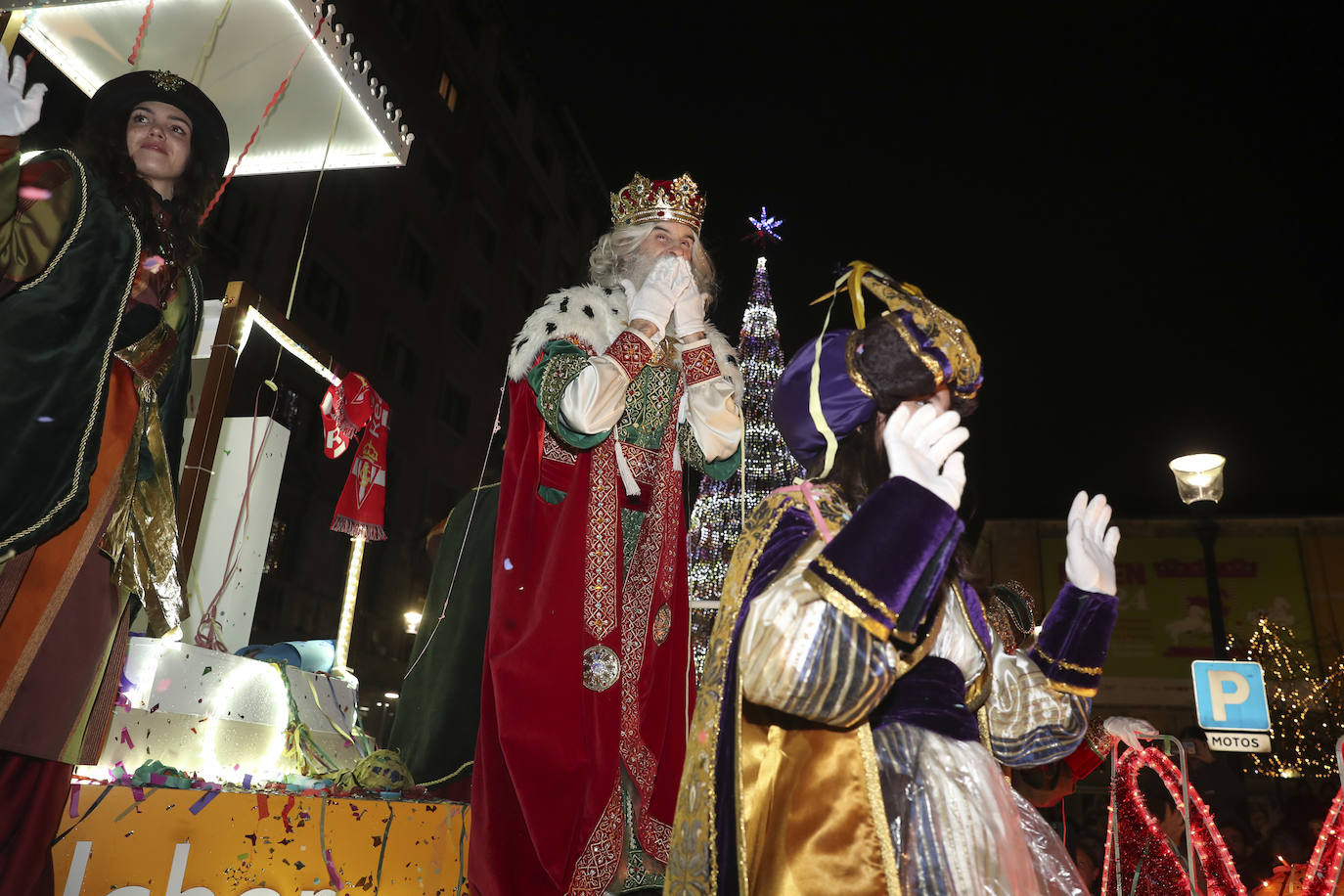 Los Reyes Magos inundan Gijón de ilusión y caramelos