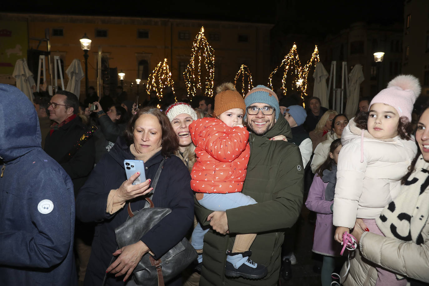 Los Reyes Magos inundan Gijón de ilusión y caramelos