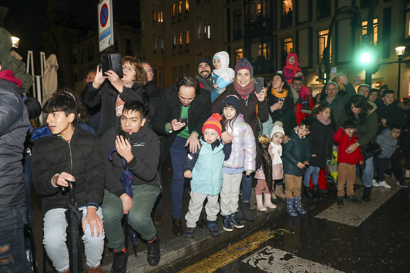 Los Reyes Magos inundan Gijón de ilusión y caramelos