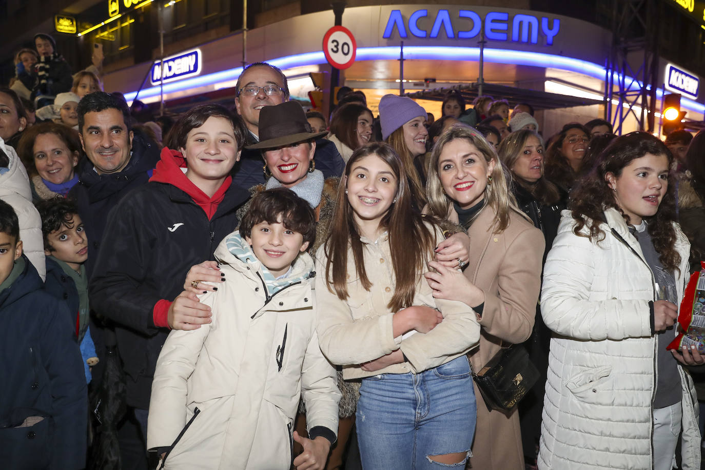 Los Reyes Magos inundan Gijón de ilusión y caramelos