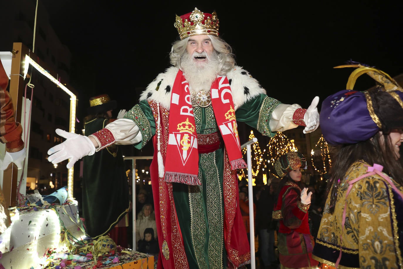 Los Reyes Magos inundan Gijón de ilusión y caramelos