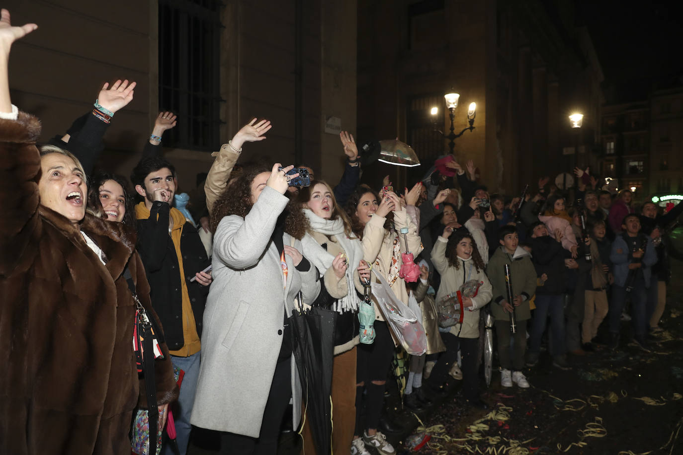 Los Reyes Magos inundan Gijón de ilusión y caramelos