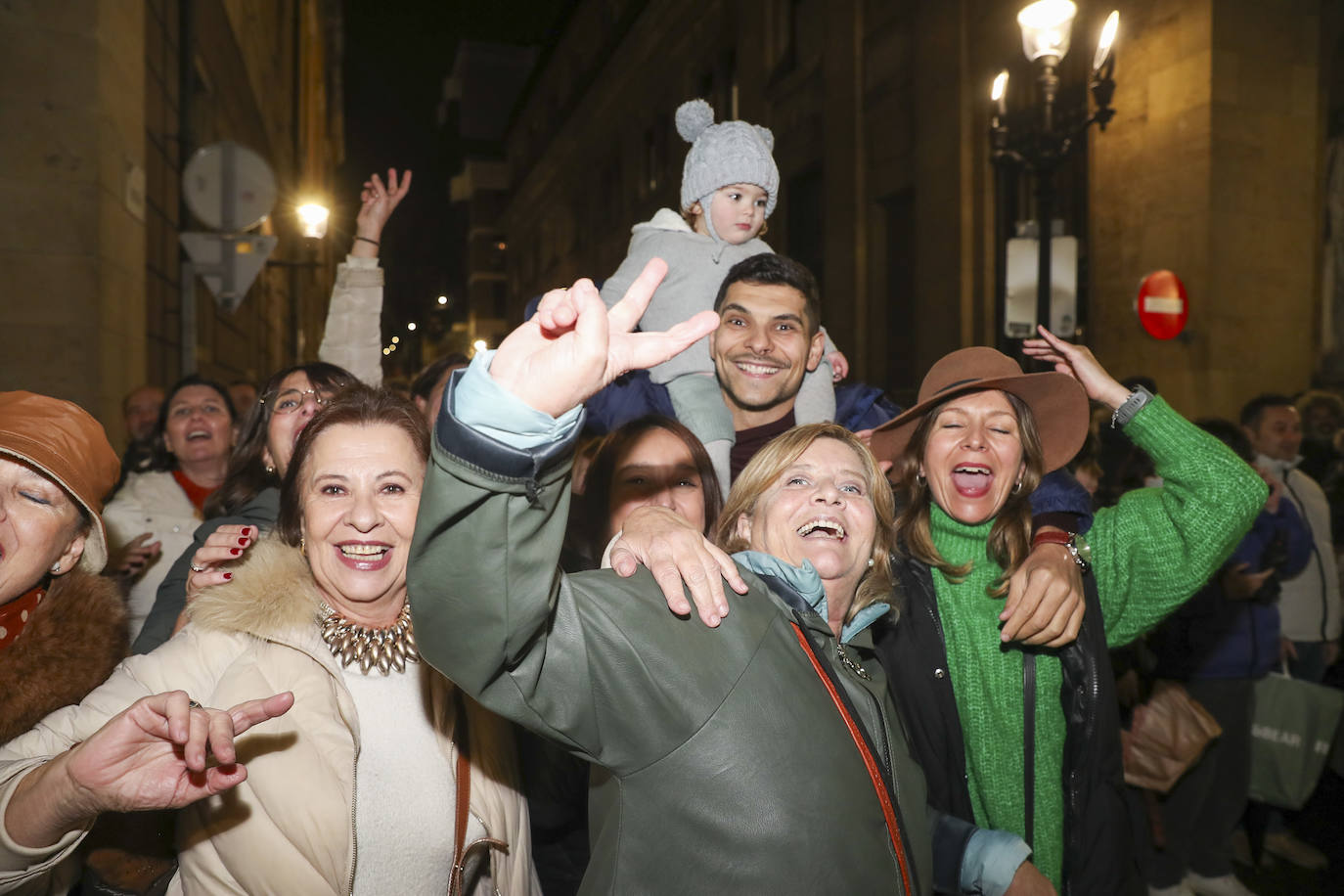 Los Reyes Magos inundan Gijón de ilusión y caramelos