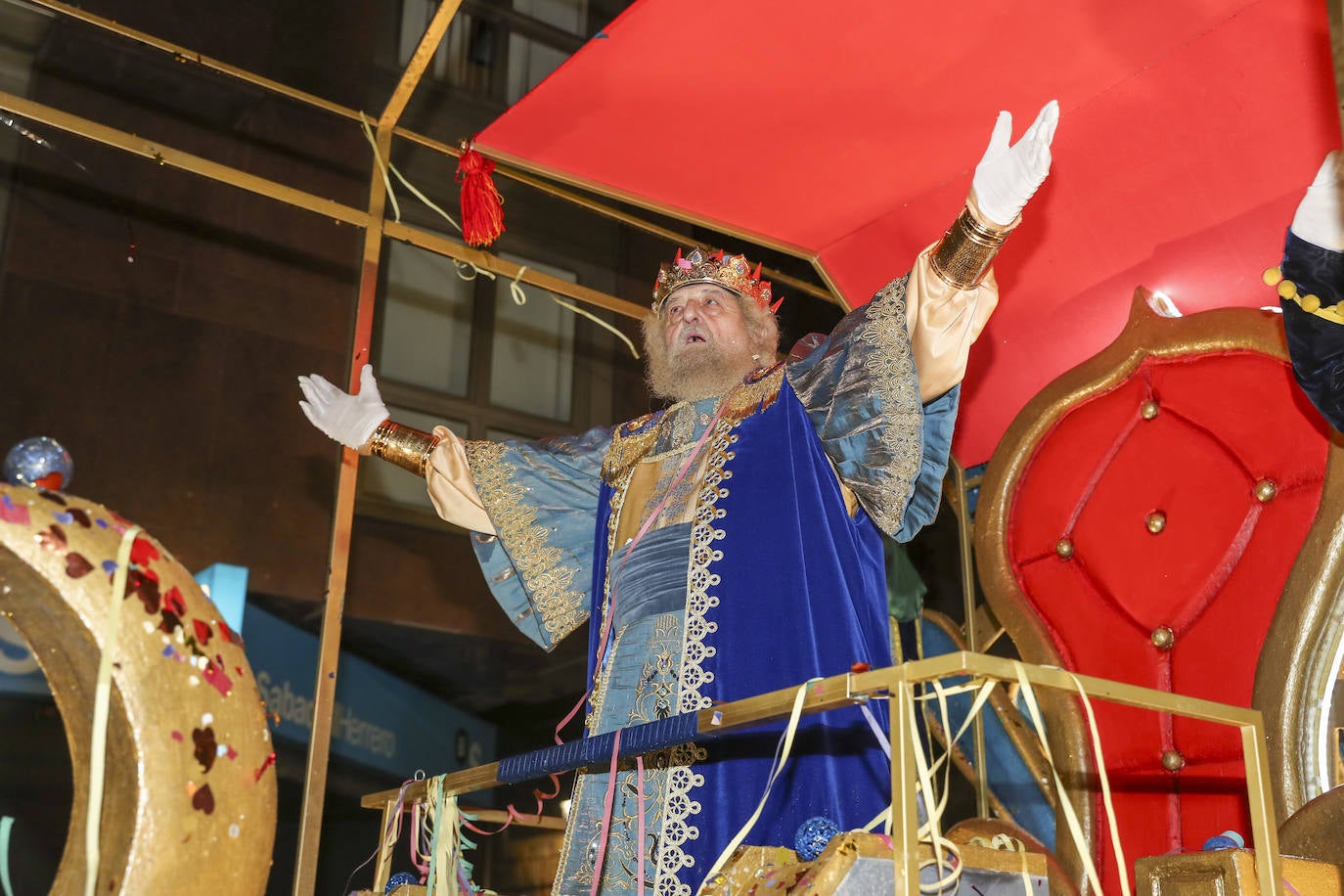 Los Reyes Magos inundan Gijón de ilusión y caramelos