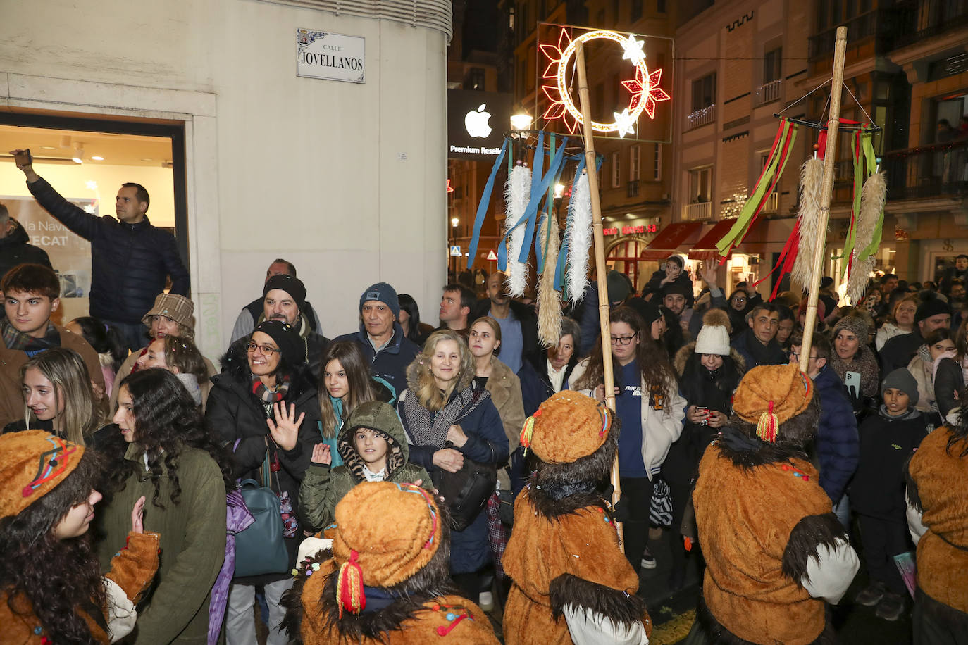 Los Reyes Magos inundan Gijón de ilusión y caramelos