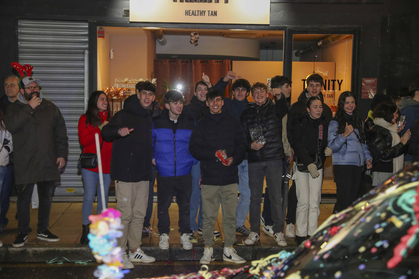 Los Reyes Magos inundan Gijón de ilusión y caramelos