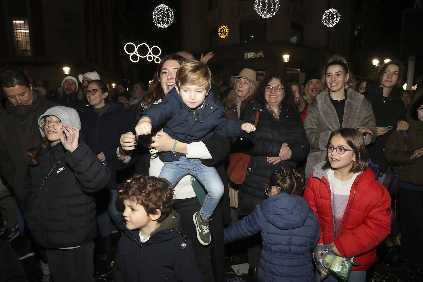 Los Reyes Magos inundan Gijón de ilusión y caramelos