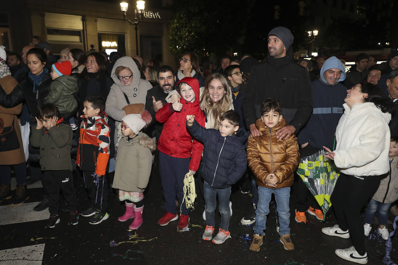 Los Reyes Magos inundan Gijón de ilusión y caramelos