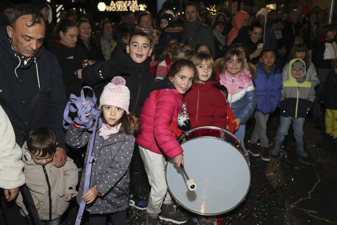 Los Reyes Magos inundan Gijón de ilusión y caramelos