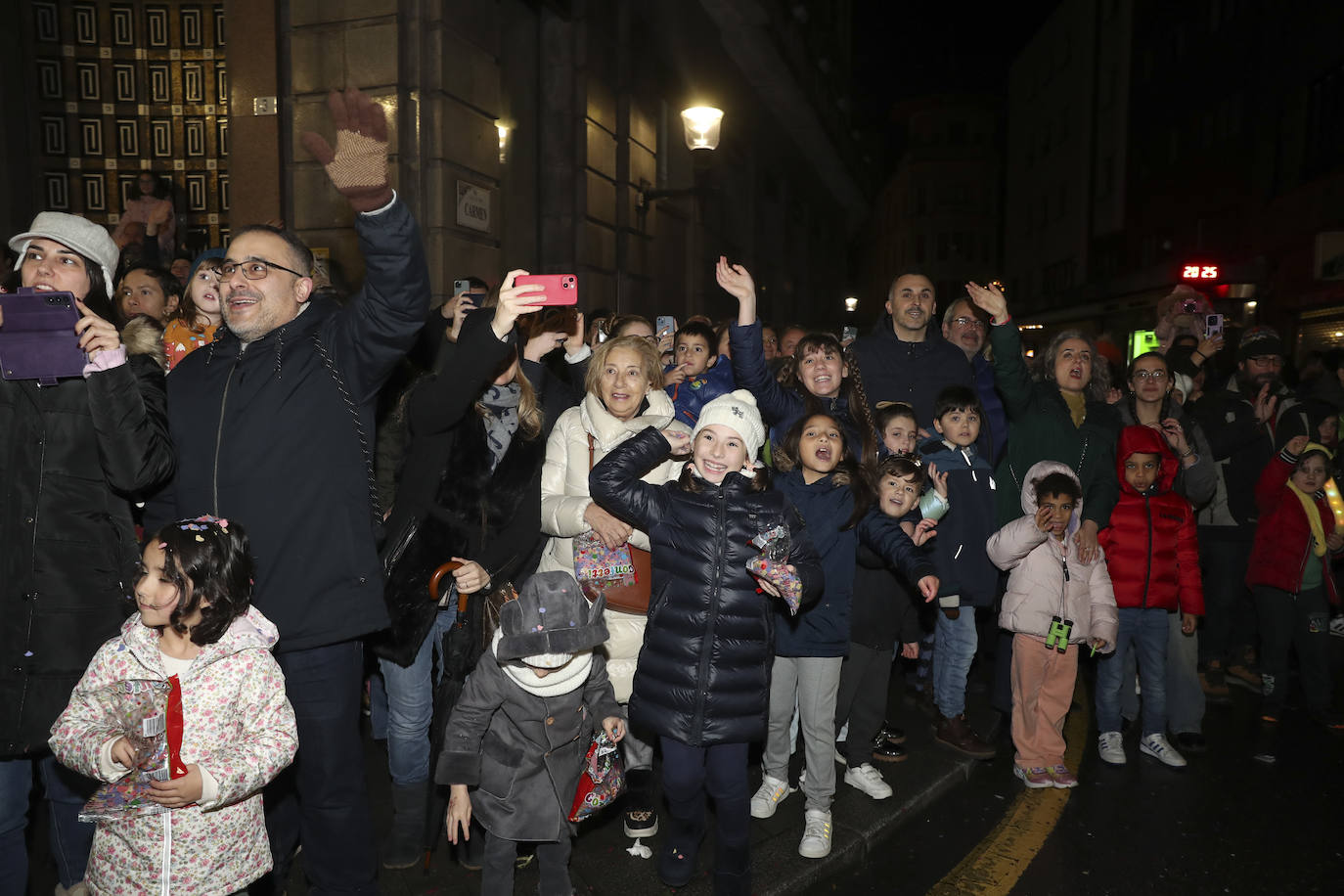 Los Reyes Magos inundan Gijón de ilusión y caramelos