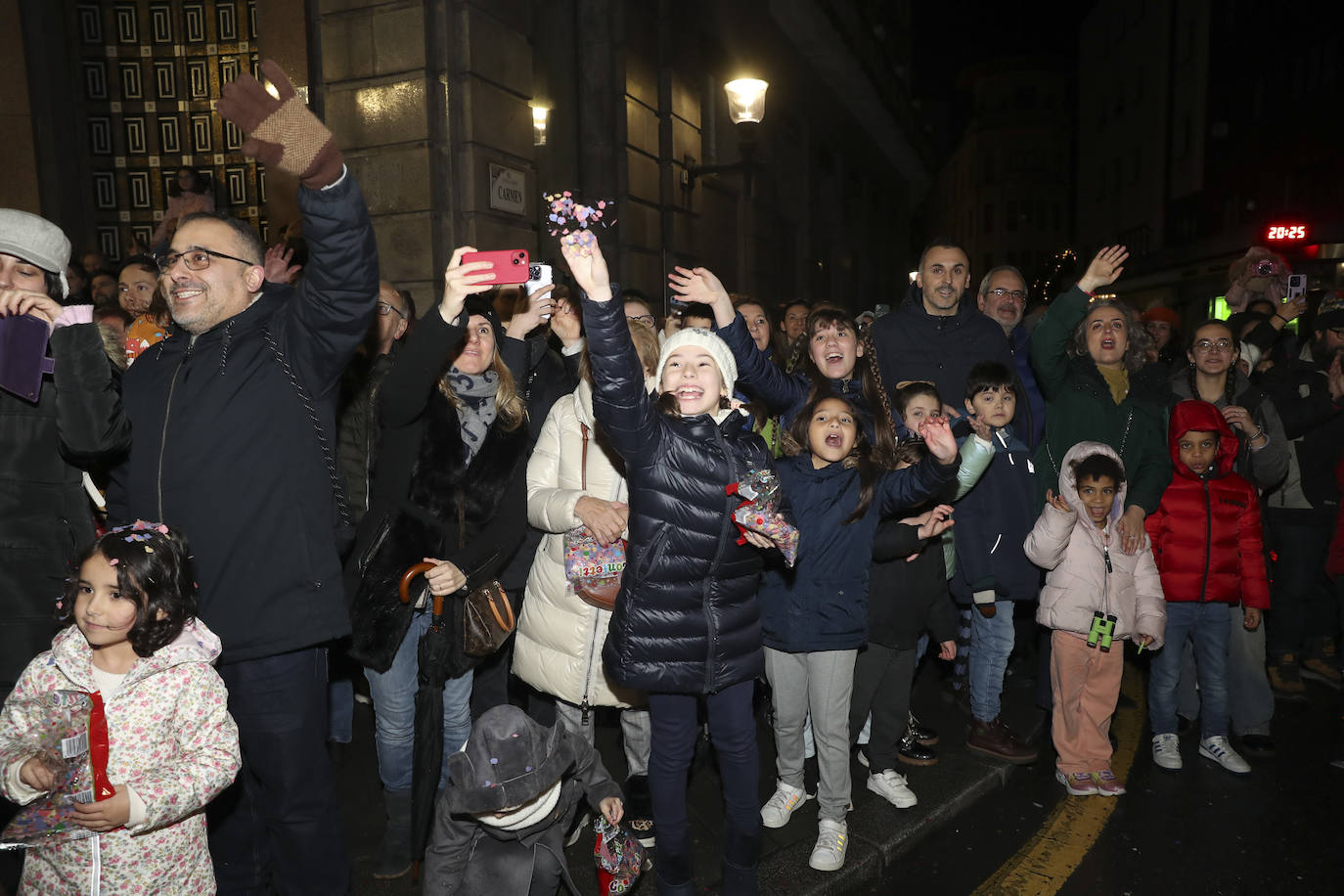 Los Reyes Magos inundan Gijón de ilusión y caramelos