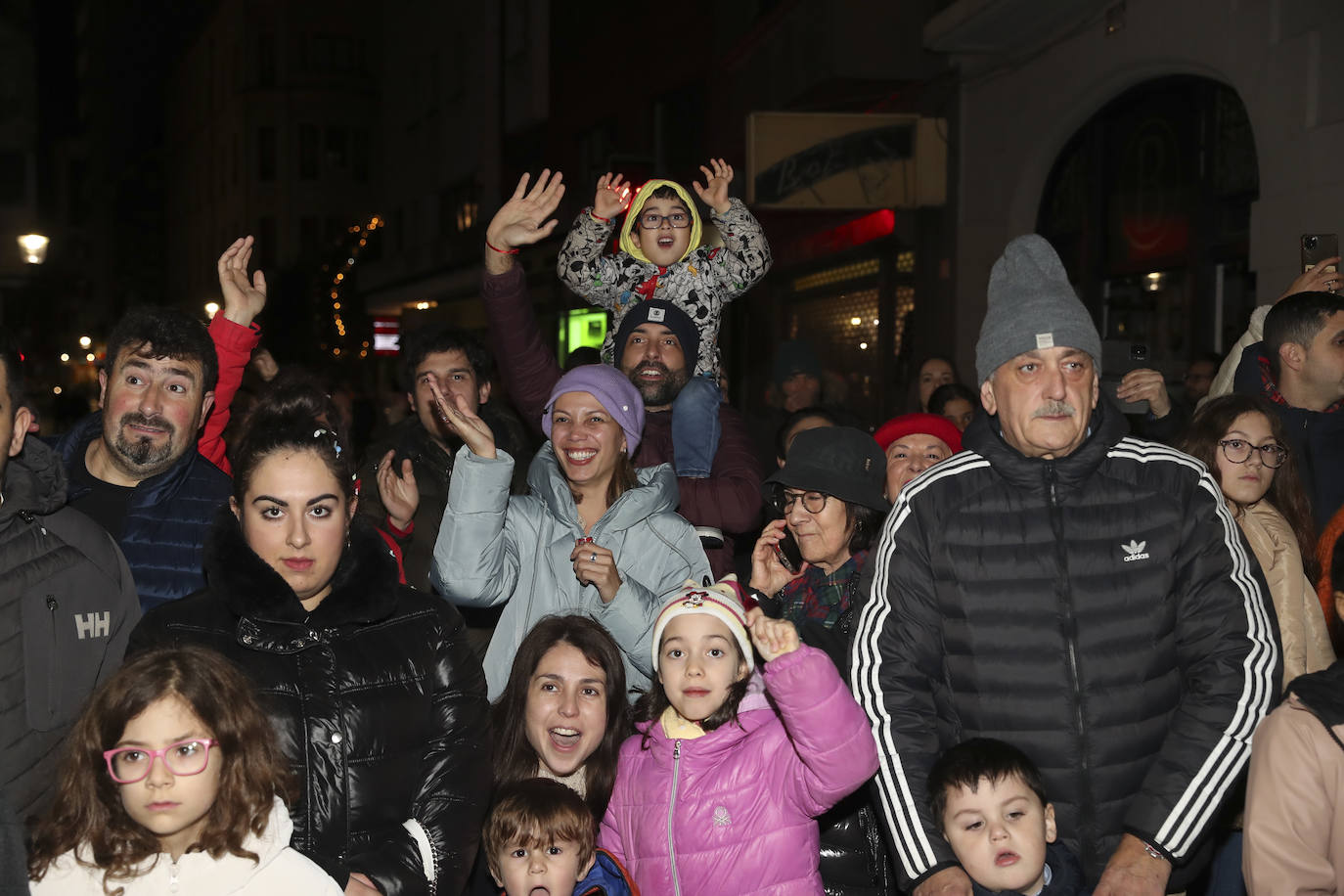 Los Reyes Magos inundan Gijón de ilusión y caramelos