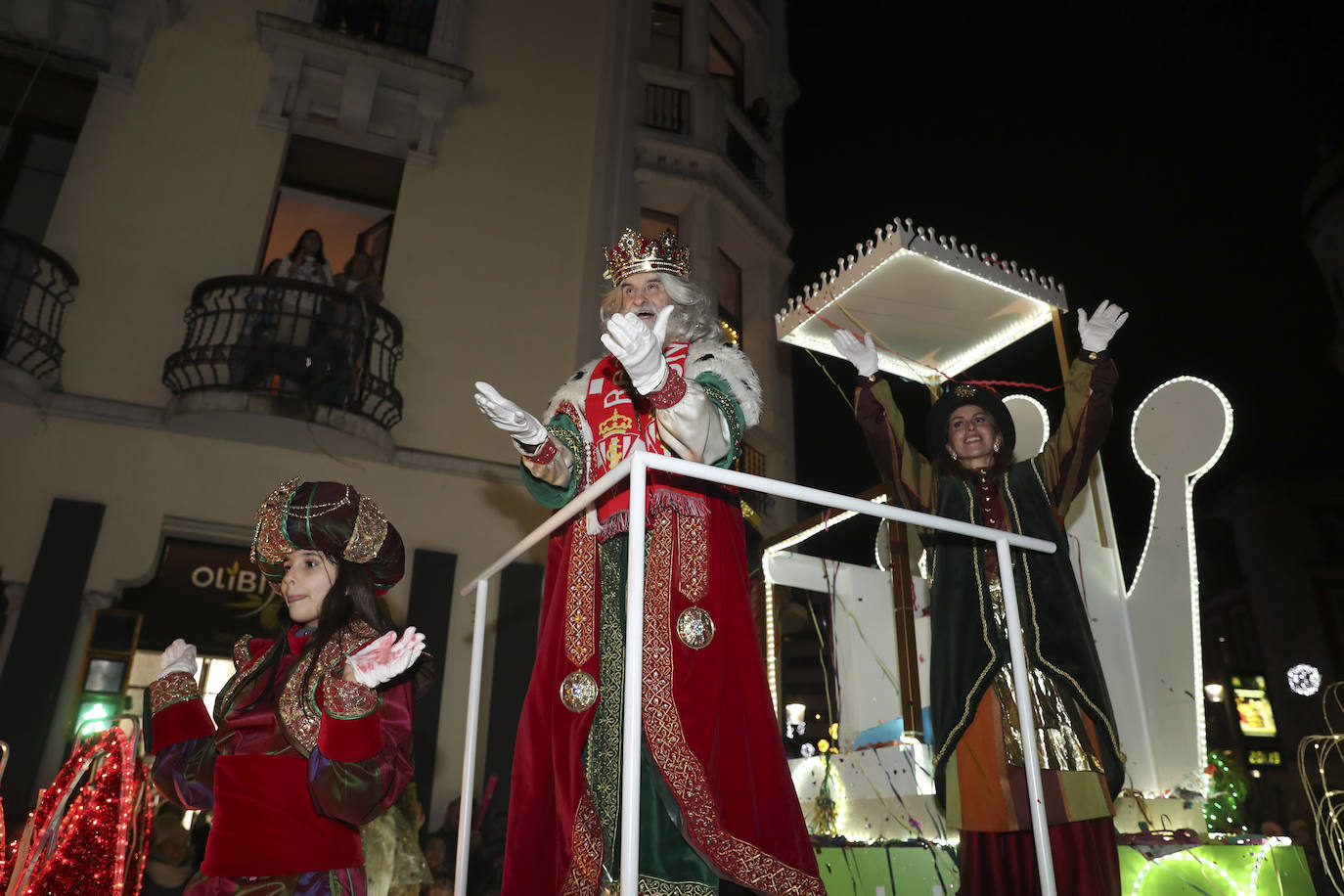 Los Reyes Magos inundan Gijón de ilusión y caramelos