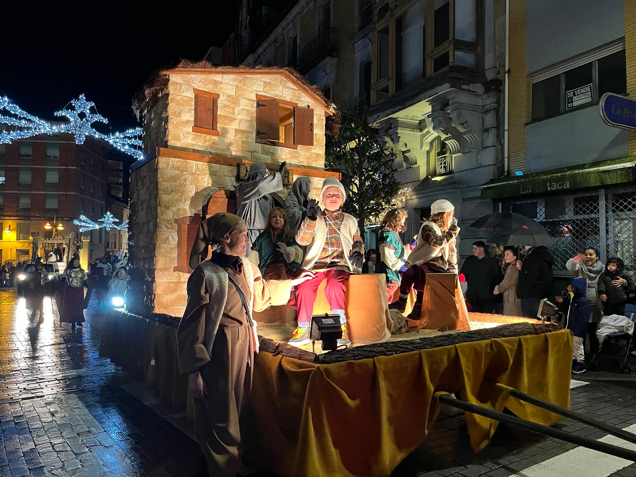 La Pola se rinde a Melchor, Gaspar y Baltasar con una colorida cabalgata