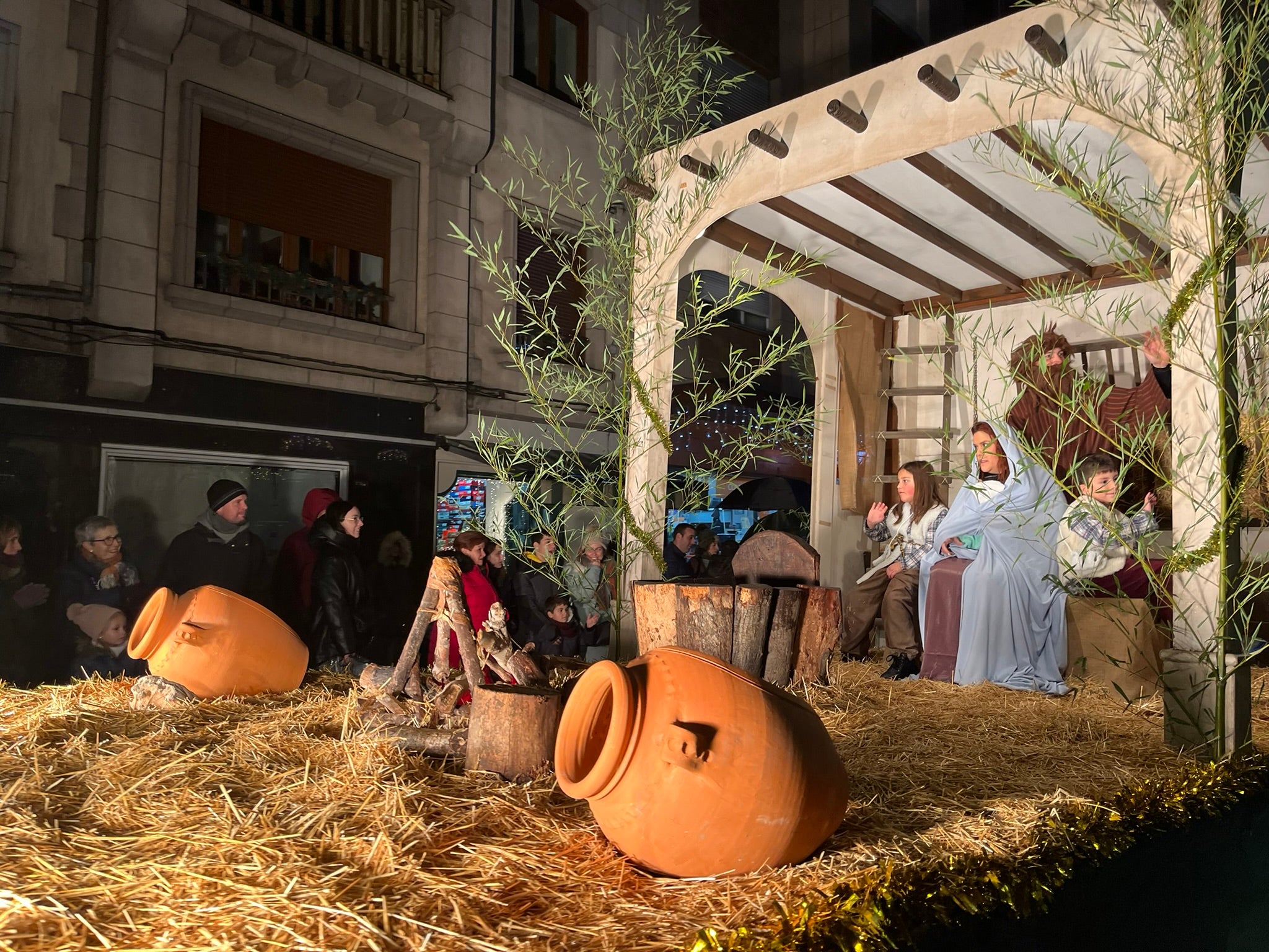 La Pola se rinde a Melchor, Gaspar y Baltasar con una colorida cabalgata