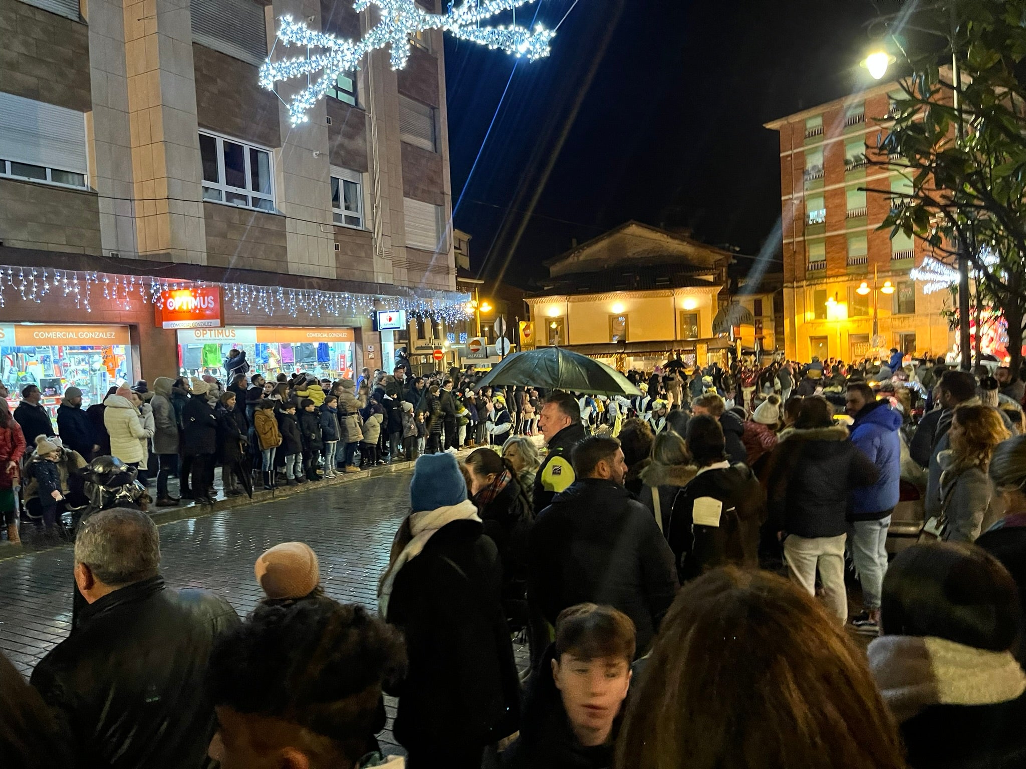 La Pola se rinde a Melchor, Gaspar y Baltasar con una colorida cabalgata