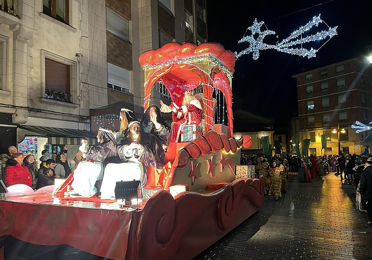 La Pola se rinde a Melchor, Gaspar y Baltasar con una colorida cabalgata